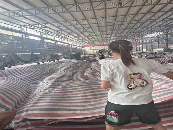 彩条布是篷布的一种布料