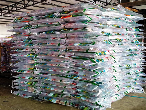 双覆膜防水防雨耐磨抗老化彩条布的材质